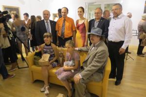 slikar s hčerko in občinsko svetnico za kulturo in turizem Lauro Coppa, župan Jože Levstek, Petra in Al Vrezec, župan Občine Škofljica Ivan Jordan in podžupan Občine Ribnica Vinko Levstek